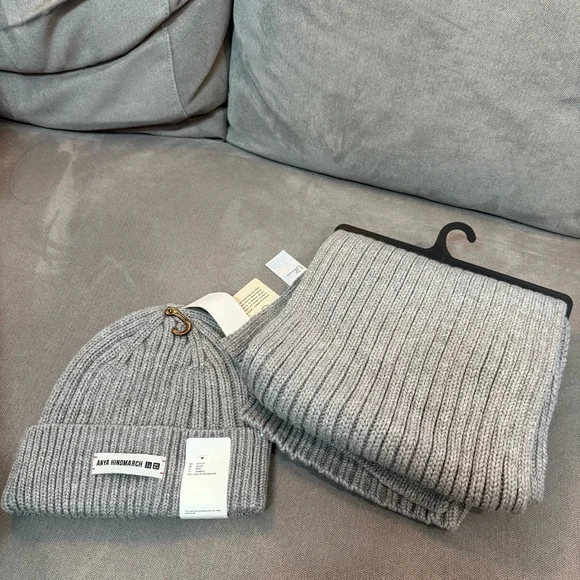 Uniqlo x Anya Hindmarch Scarf and Hat - Picture 2 of 5